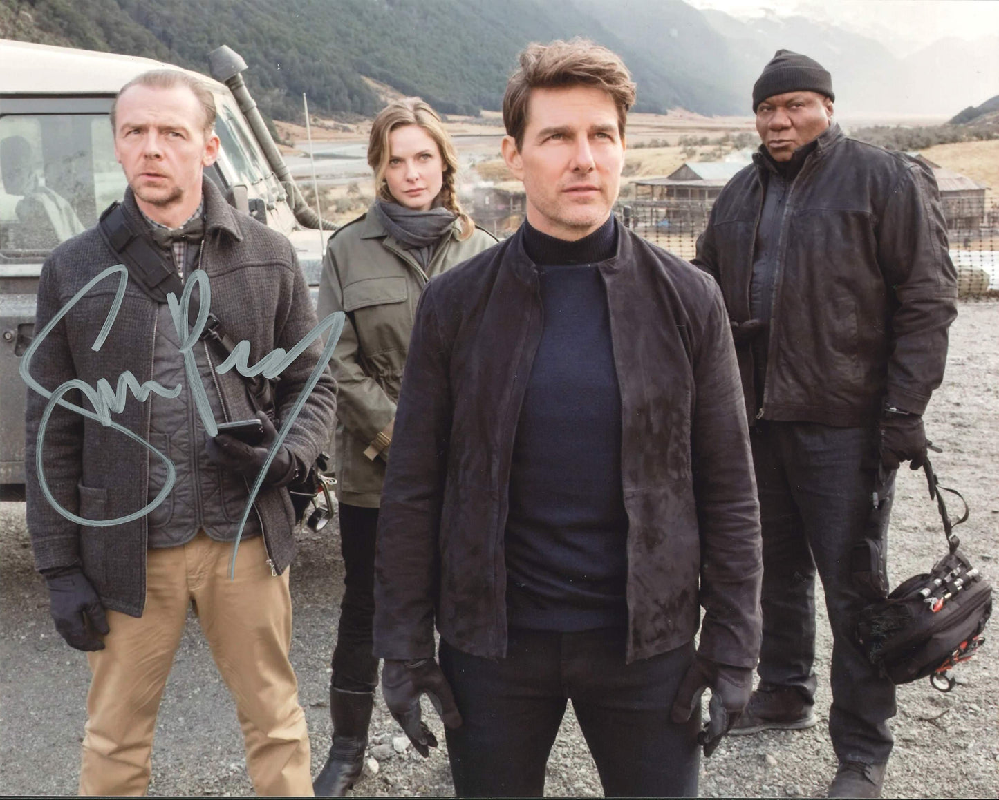 Simon Pegg Autograph Size 25,5cm x 20,5cm